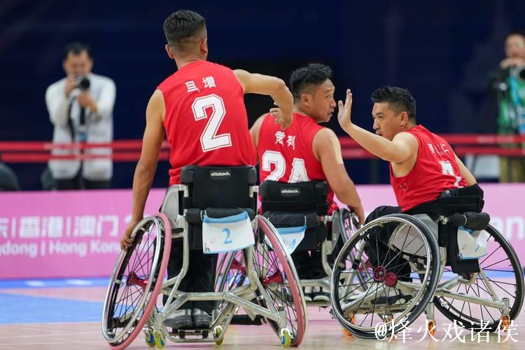 广东轮椅篮球队夺冠 男子激动落泪